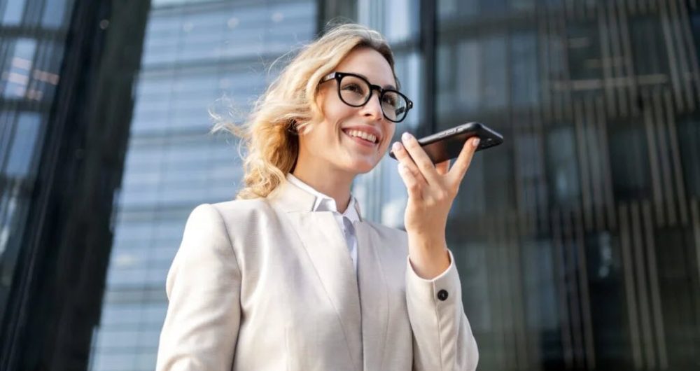 A customer speaking to a call center agent is happy, illustrating the proven benefits of voice biometric authentication in customer service