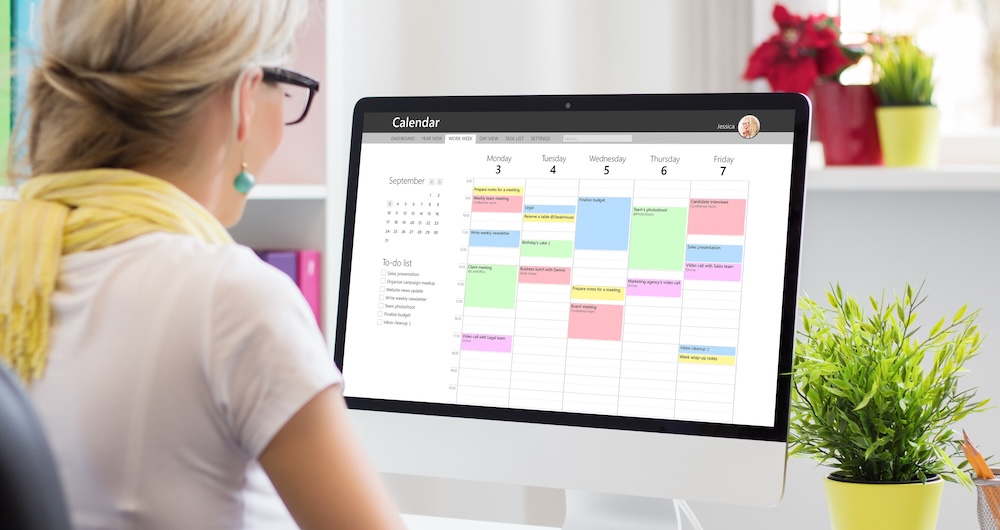 A contact center agent looks at her calendar as she applies the time management soft skill.